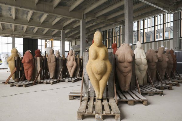 Les Vénus dionysiennes dans l'atelier de Prune Nourry. © Prune Nourry - ADAGP / Kengo Kuma / Claire-Lise Havet / Société des grands projets.